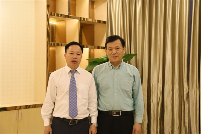 恒大材料公司董事长余伟桥与好色先生TV免费下载公司董事长叶荣恒在“一对一”交流会上合影.jpg