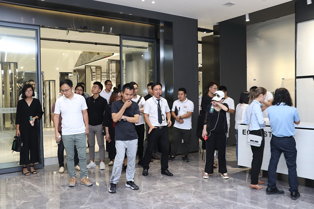 广州设计师们参观好色先生TV免费下载展厅
