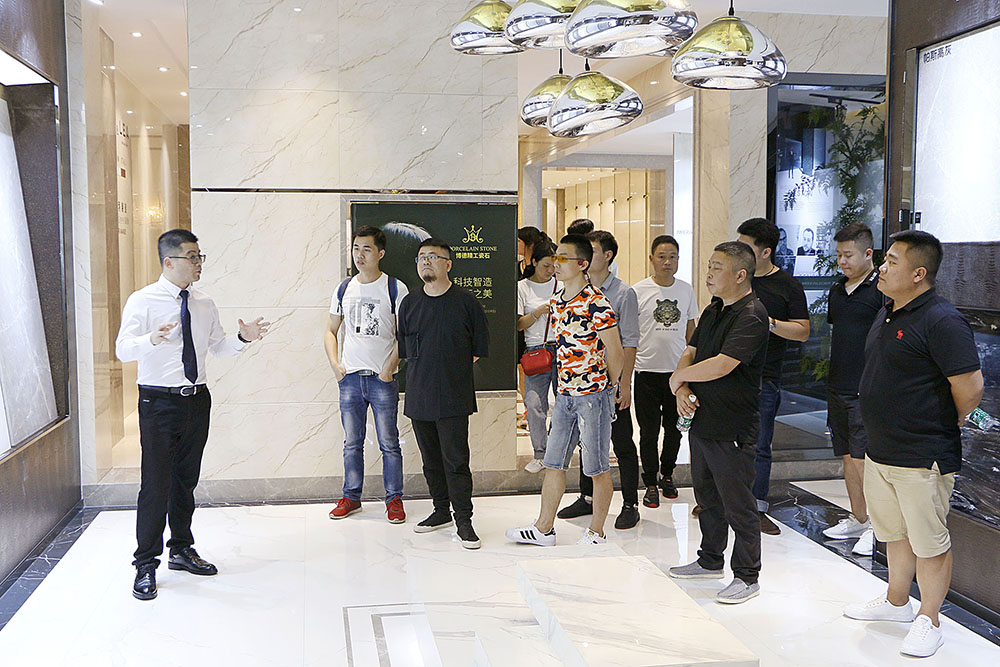 设计师参观好色先生TV免费下载展厅